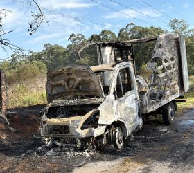 Caminhão-baú é destruído por incêndio em Indaiatuba