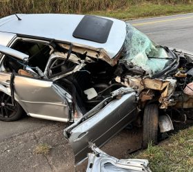Caminhão tomba após ser atingido por carro na contramão em rodovia de Limeira