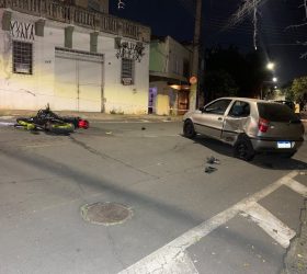 Motociclista tenta fugir da PM, avança parada obrigatória e bate contra carro em Limeira