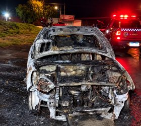 Carro é destruído por incêndio no Jardim Planalto, em Limeira