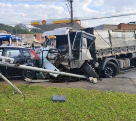 Caminhão carregado com 18 t de tijolos de concreto causa acidente com dez veículos na Av. Laranjeiras, em Limeira