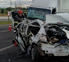 Jovem morre após colisão frontal entre carro e caminhão na Rodovia Cornélio Pires