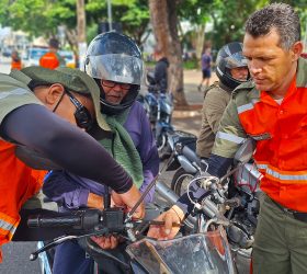 Barreira educativa orienta motociclistas e pedestres; antenas corta-pipa são distribuídas em Limeira