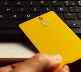 Juros do cartão de crédito sobem e chegam a 435,9% em fevereiro, aponta Banco Central