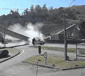 Passarela desaba após ser atingida por caminhão e deixa dois mortos na Fernão Dias, em Vargem SP
