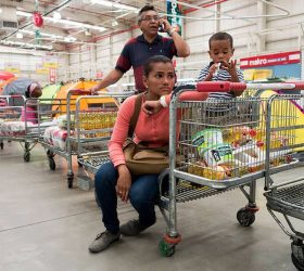 Clima de medo e desabastecimento toma a Venezuela após ataque dos EUA e captura de Maduro