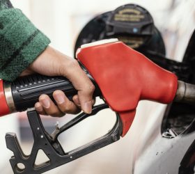 Vendas no comércio recuam 1,5% em abril, impactadas por combustíveis