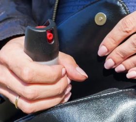 Mulheres podem comprar e usar spray de pimenta para defesa pessoal