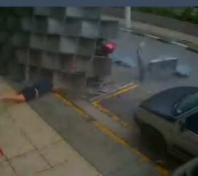 Estrutura metálica desaba durante ventania e atinge grupo de pessoas em Santos