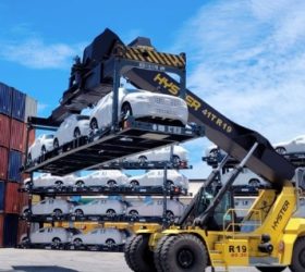 Importação de veículos ganha nova logística com uso de pranchas metálicas e guindastes no Porto de Itaguaí-RJ