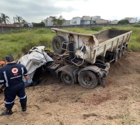 Passageiro morre e motorista fica gravemente ferido após tombamento de carreta na Rodovia dos Bandeirantes em Hortolândia