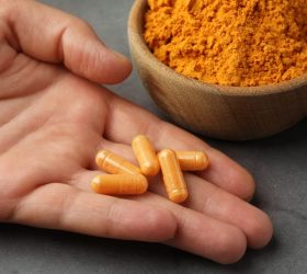 Especialista da USP recomenda cautela com cúrcuma em cápsulas; entenda